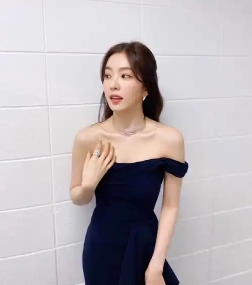 矮个子必备,裴珠泫穿深蓝色礼服裙太可,1米55穿出1米8效果