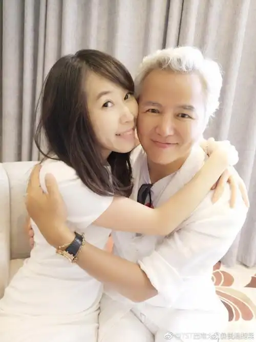 林瑞阳和微商女老板亲密无间,网友:一个月前才送张庭17亿生日礼物