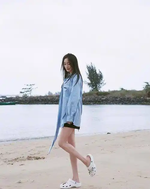杨幂的穿搭非常符合现在年轻小女生的审美,有个性又很有潮感,图中的她
