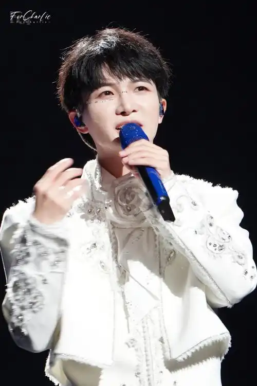 周深超话20230819 in 北京#周深深深感谢你9周年演唱会#"你眼中有春与