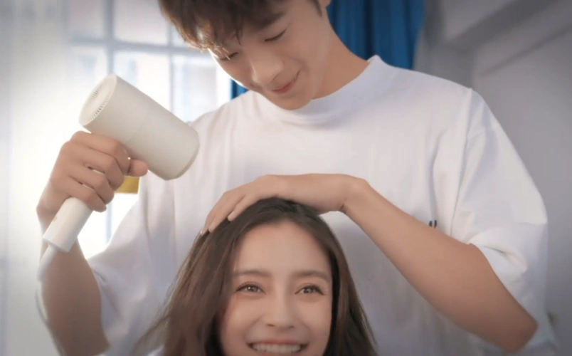 一起看电影,弟弟奶呼呼地看着姐姐,男友力爆棚地为女生吹头发,会磕的