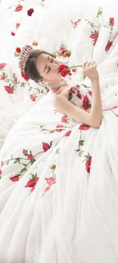 迪丽热巴白裙红玫瑰