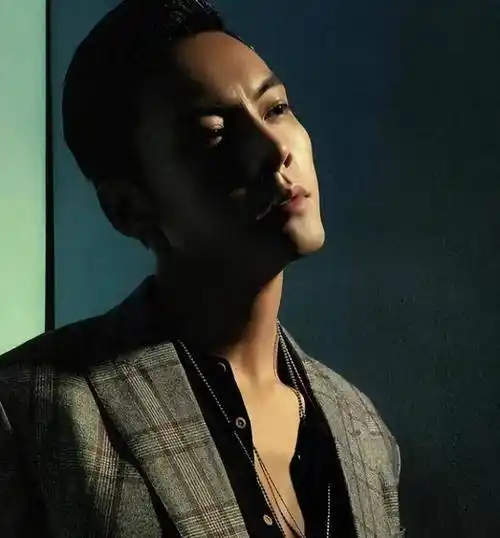 38岁陈伟霆当伴郎抢镜,被多位富婆邀请合影,新郎来头不小