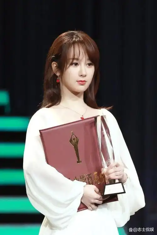 最近刚结束的腾讯星光大赏,杨紫以三套价值分别超过20万的高定礼服