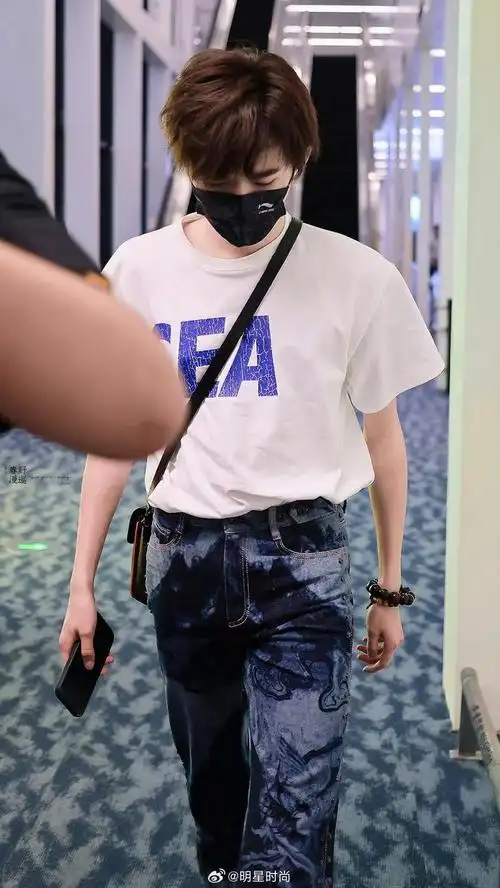 白t 牛仔裤,今日份的小栗子是阳光帅气的大男孩没错了|牛仔裤|宋亚轩