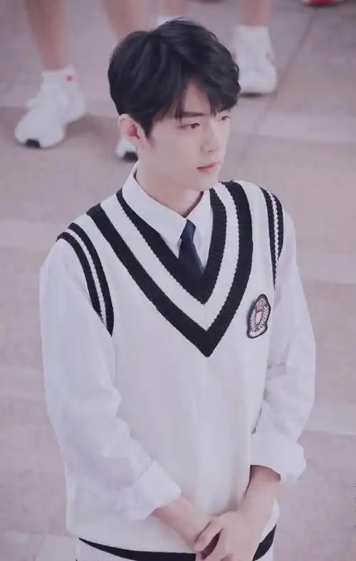 肖战校服现身拍摄mv化身阳光帅气肖学长衣服上的大字引误会