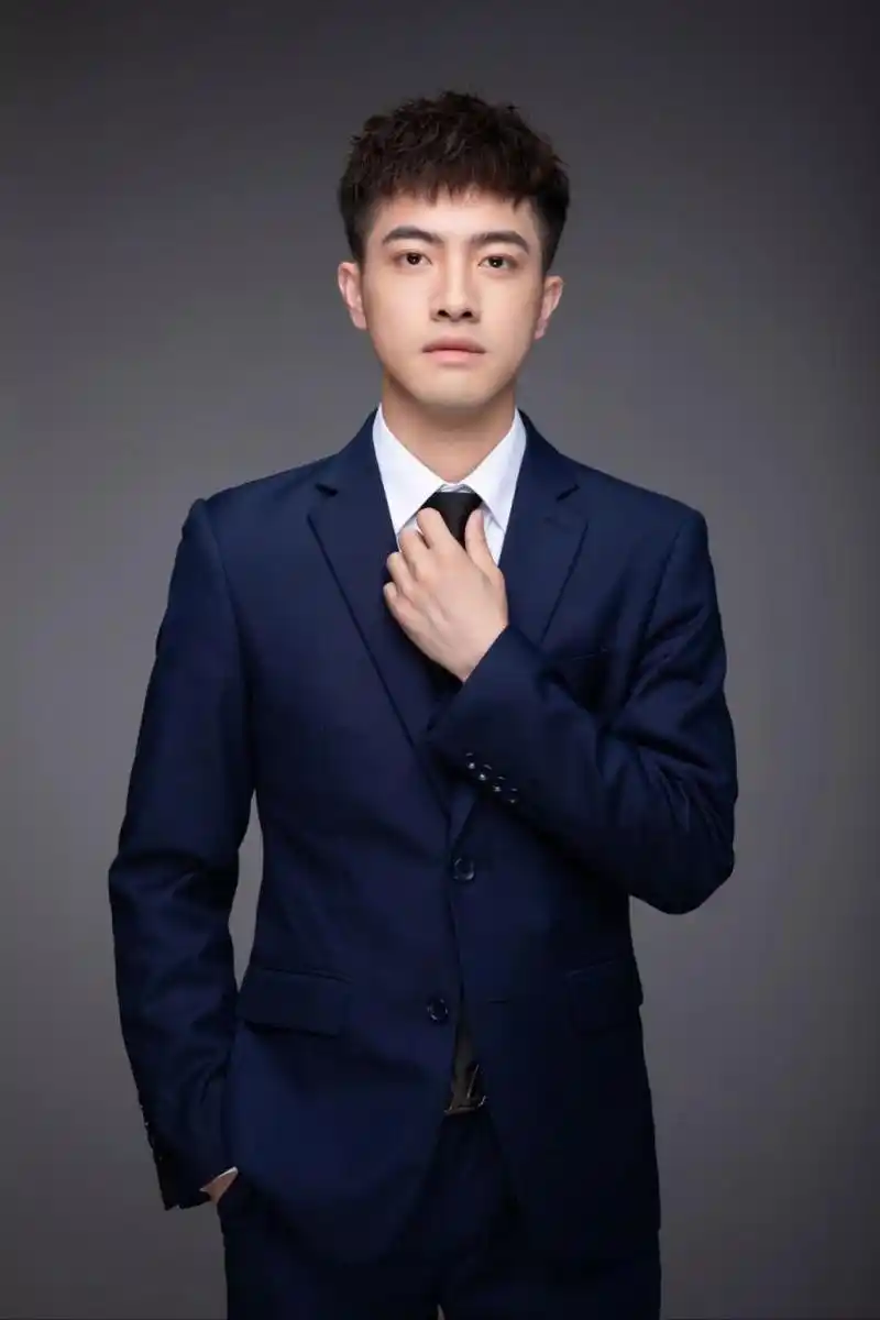 地产销售精英职业照  亲爱的房地产销售同行们,你们是否正在为即将