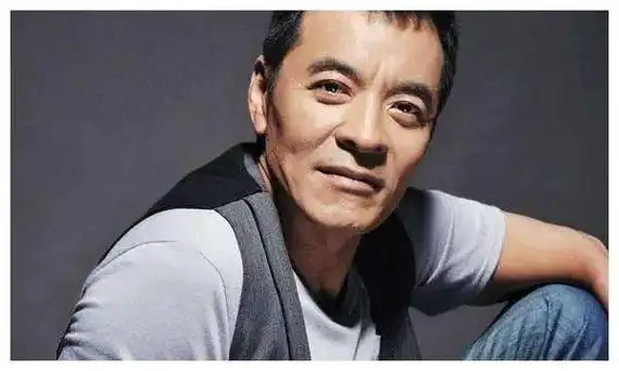 还获得了金鹰奖最佳男演员.