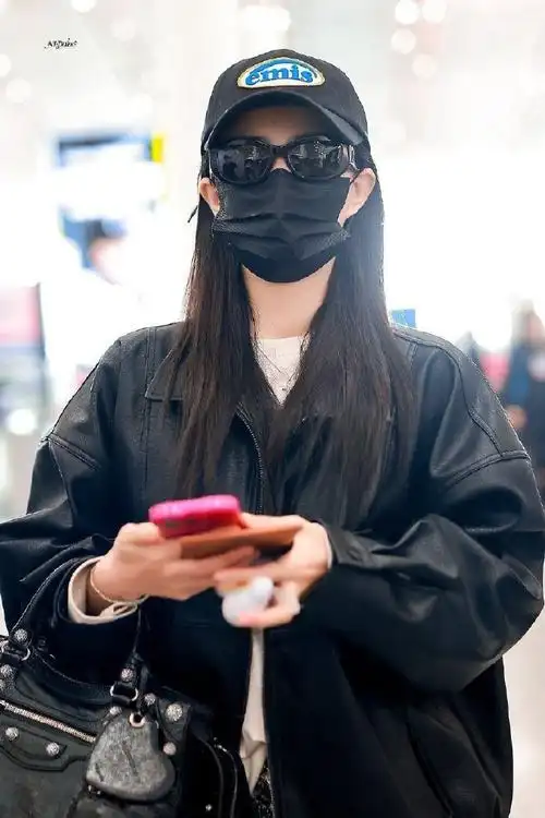 徐璐机场私服造型分享皮质外套搭配亮片短裙又酷又飒,白色内搭简单且