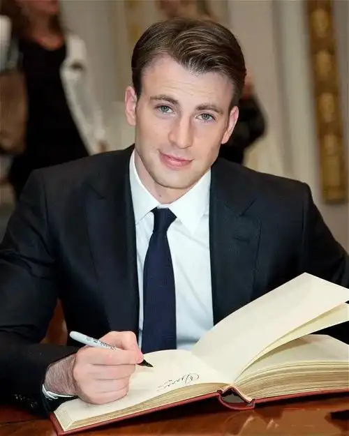 美国队长扮演者回应私照堪称高情商典范