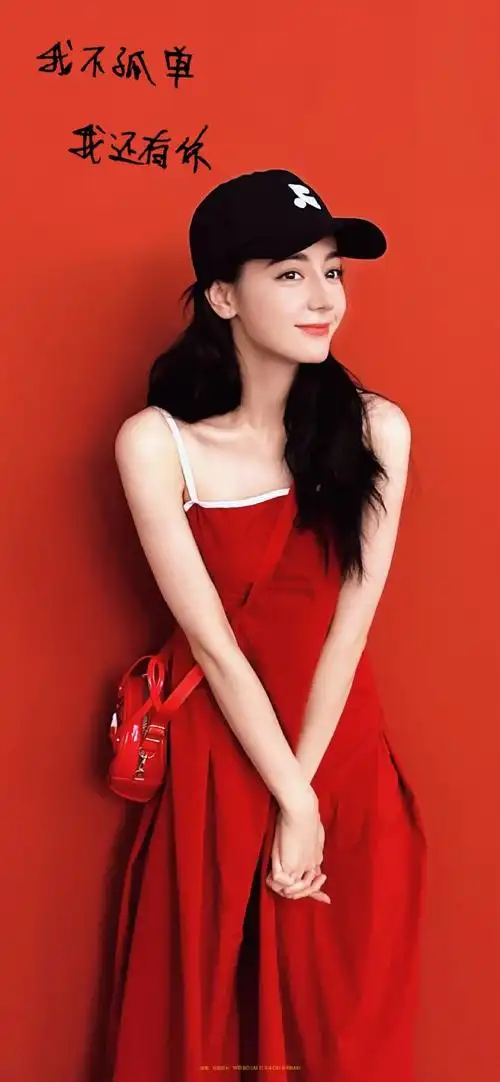 迪丽热巴穿了吊带红裙