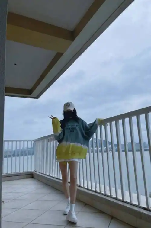 原创带货达人杨幂支持国货穿189小白鞋配卫衣时髦又洋气