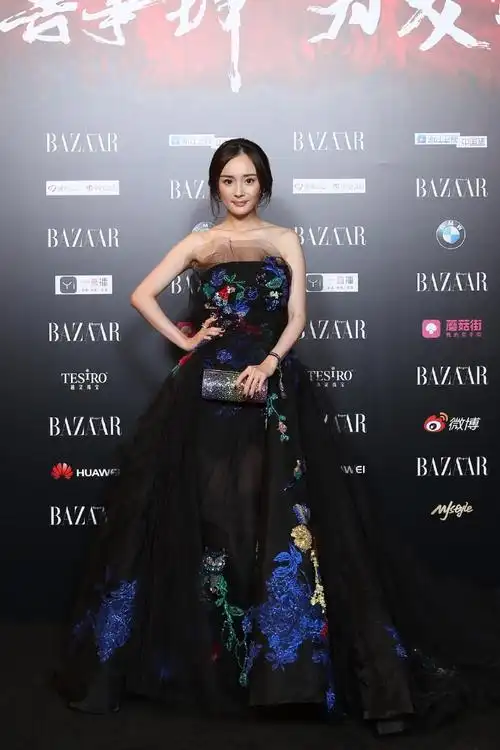 时尚芭莎慈善之夜杨幂黑纱裙子什么牌子