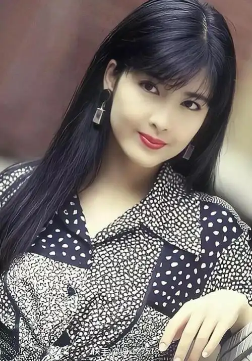 在20世纪90年代中期,周慧敏的海报几乎出现在香港各个城市的角落.