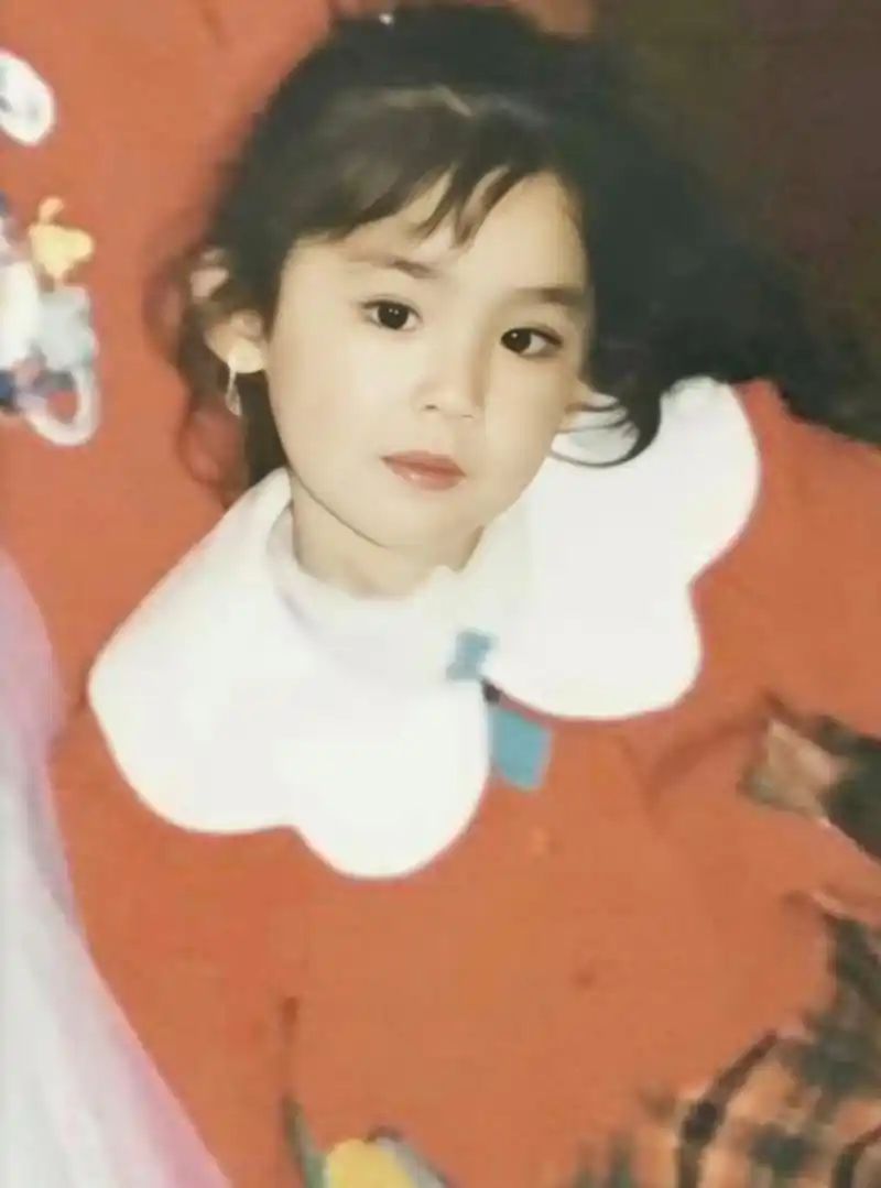 娜扎小时候照片,真是天然美女天生丽质,就是一手好牌打得稀巴烂