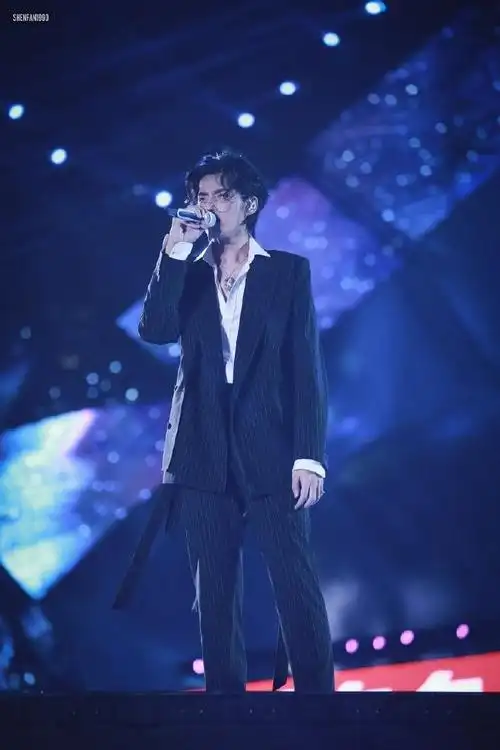 瘦了之后最大的感受是什么#在跨年演唱会上,瘦下来的吴亦凡有一种