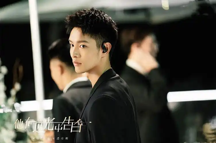 他在逆光中告白五年重逢再续情缘高冷型男与精灵丫头来袭