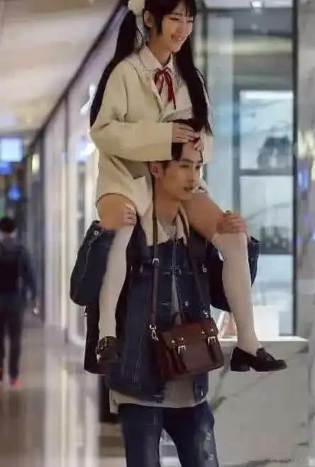 抖音最萌身高差情侣相差30厘米网友这男的手放的位置好像不对