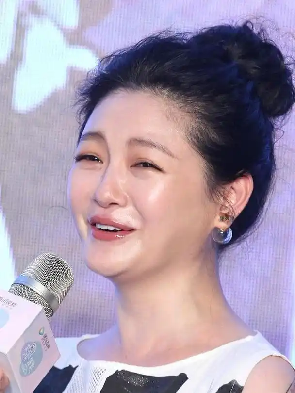 大s十年前红毯造型引热议,如今脸冒"油光"人走样_汪小菲