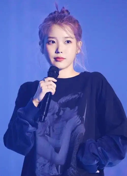 iu李知恩终于走出雪莉阴影紫发休闲装扮现身演唱会笑容真迷人