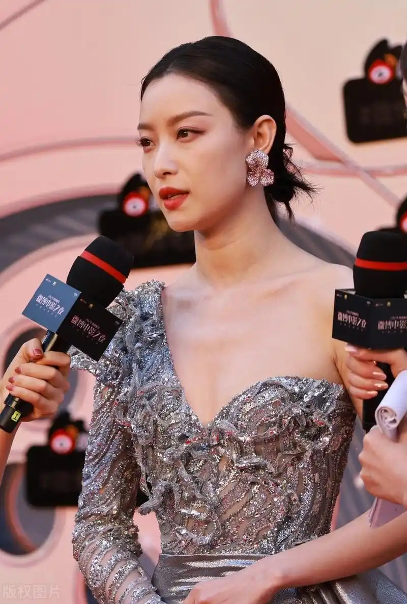 倪妮越来越有范,穿银色斜肩礼服上演"锁骨杀",细腰长腿太吸睛