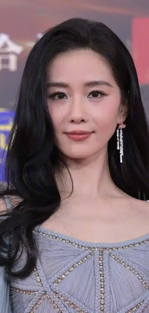 微博之夜怼脸:刘诗诗眼影脏,杨幂脸部线条畸形,虞书欣含胸驼背_造型