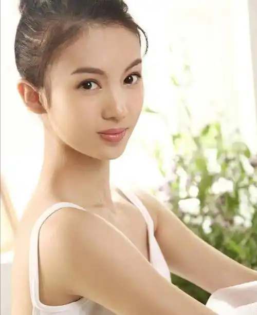 金晨19岁旧照曝光:脸庞圆润鼻子大,与31岁的脸瘦嘴歪大有不同_五官_网