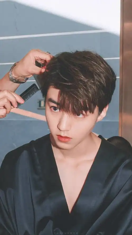 王俊凯 新闻 王俊凯黑色浴袍加身,魅惑撩人,好胸肌隐隐若现,轮廓分明.