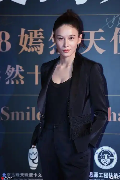 张蓝心恋情曝光,男方矮了半头还留长发两人像哥们