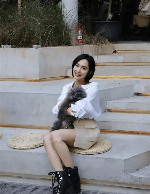 原创53岁朱茵出席活动穿无袖紧身裙上围傲人身材丰腴尽显成熟风范