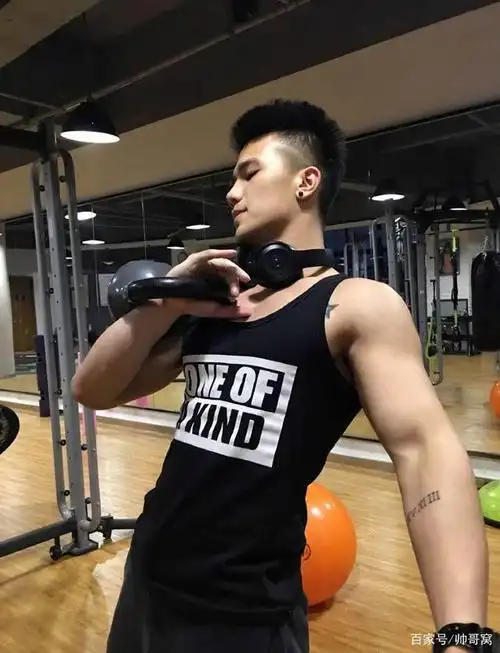 阳光帅气的健身小奶狗,爱好运动又爱耍酷的男生有个性又有气质哦