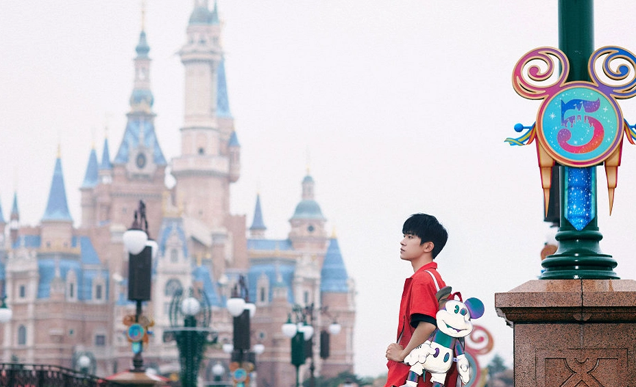 易烊千玺现身上海迪士尼,皮肤状态极好,手抱米奇老鼠回归童真