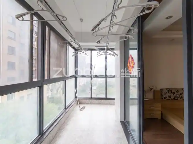 金城高尔夫一期 4室2厅 278万