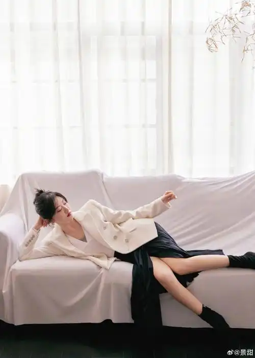 景甜穿白色西装干练优雅妆容精致红唇迷人