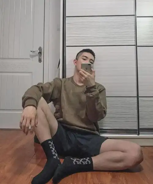 湖北腹肌小狼狗灰裤子刷屏,男生就该这样穿搭!|纯色|背心|配色|白t_网