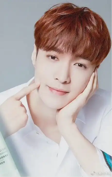 张艺兴初中毕业照