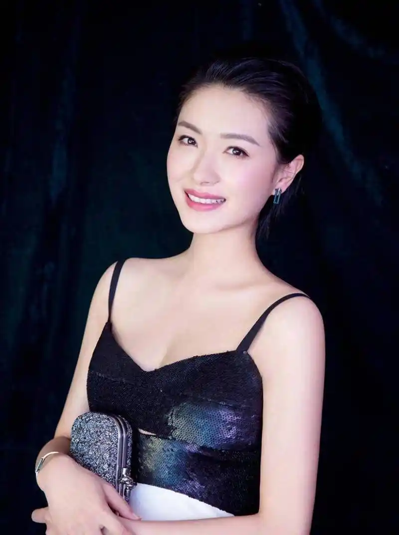 万茜时尚写真惊艳亮相,优雅迷人,展现别样魅力,彰显不凡品味!