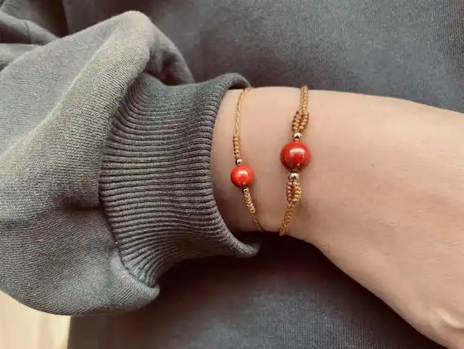 手腕上的朱砂痣