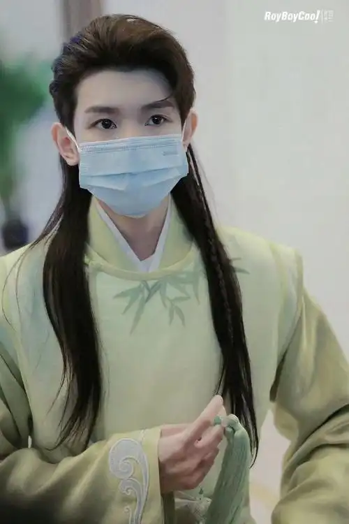 王源的汉服配饰都各有不同,所体现的主题风格亦迥异.