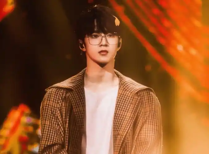 时代少年团年龄排序(刘耀文晒素颜照,原相机镜头下的脸好真实,终于