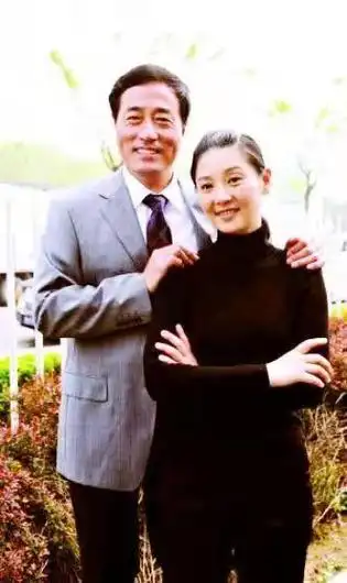 国家一级演员杨立新娶平凡妻子恩爱至今唯独儿子成为他的烦恼