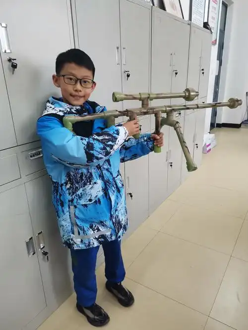 自制的枪是不是很酷?果然每个男孩子的心中,都有一个英雄梦.