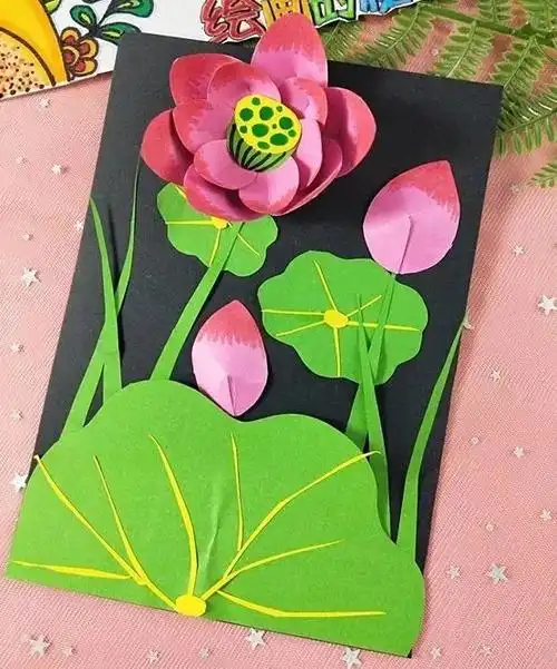 第五步:运用卡纸制作出莲蓬,运用黄色卡纸剪出叶脉并且黏贴,丰富画面