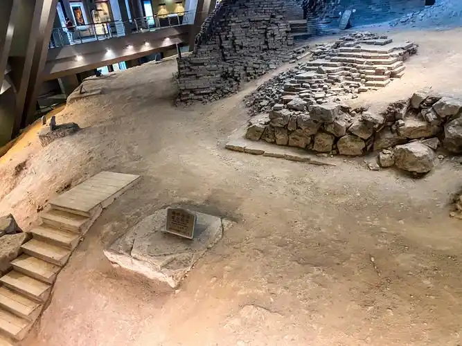 二层,这里如今还保留着雷峰塔的台基,这里是雷峰塔内部最大的空间