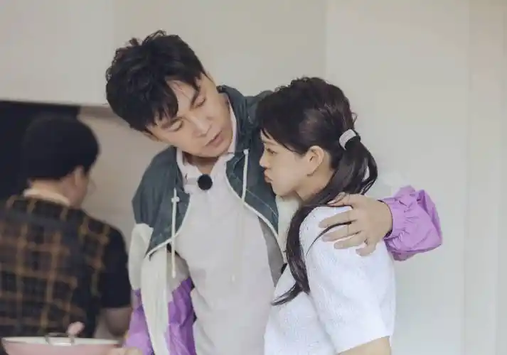 伊能静晒与秦昊合照,穿校服扮美,却被吐槽滤镜开到失真_照片_节目