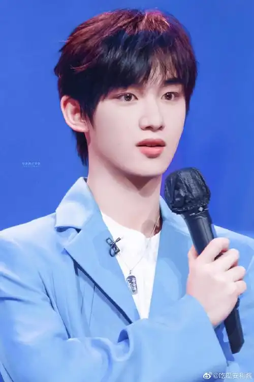 丁程鑫雾霾蓝西装造型