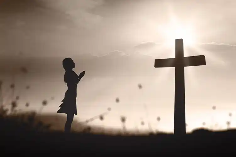 朝十字架祈祷的女孩图片素材下载(图片id:503735)_-宗教信仰-图片素材