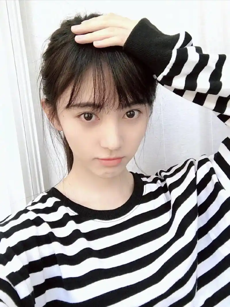 鞠婧祎早期照片	最后一张好傻~  中午好呀	鞠婧祎早期照片