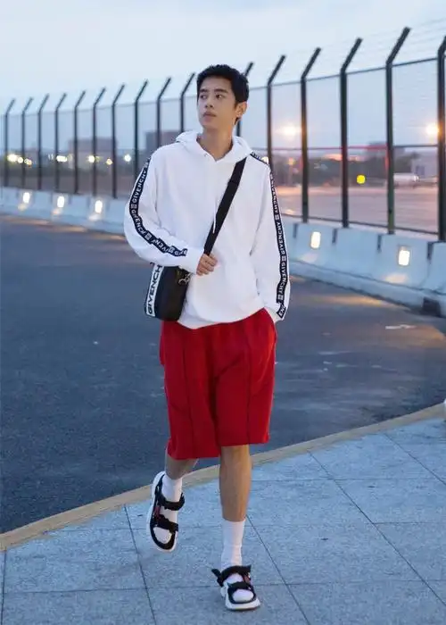 梁靖康凉鞋套袜子出行卫衣搭红短裤有活力少年感不硬凹也很足