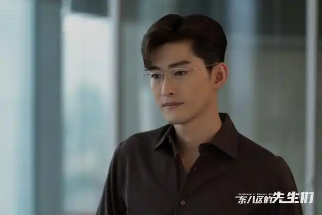 张翰超话#十年前用过最高端的手机#今日份新鲜剧照出炉,童语@张翰职场